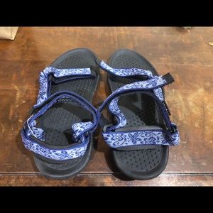 EUC Teva “original” style sandal, size 9.